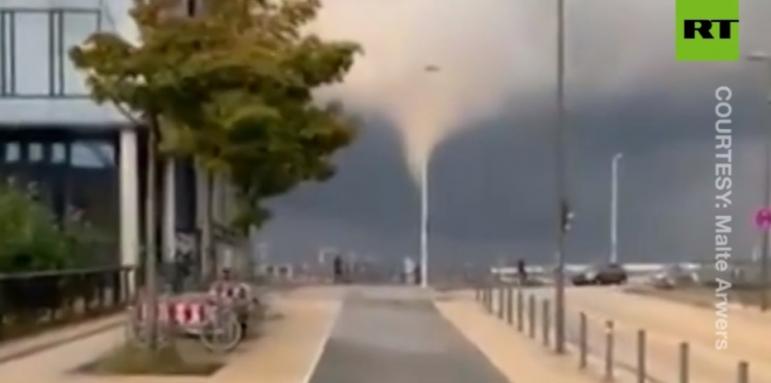 Шок. Торнадо вилнее на морето в Германия